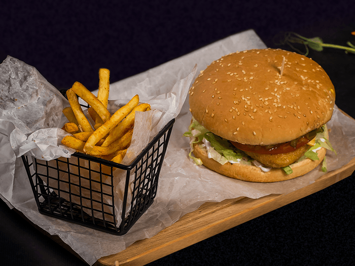 Чизбургер с курицей и картофелем фри